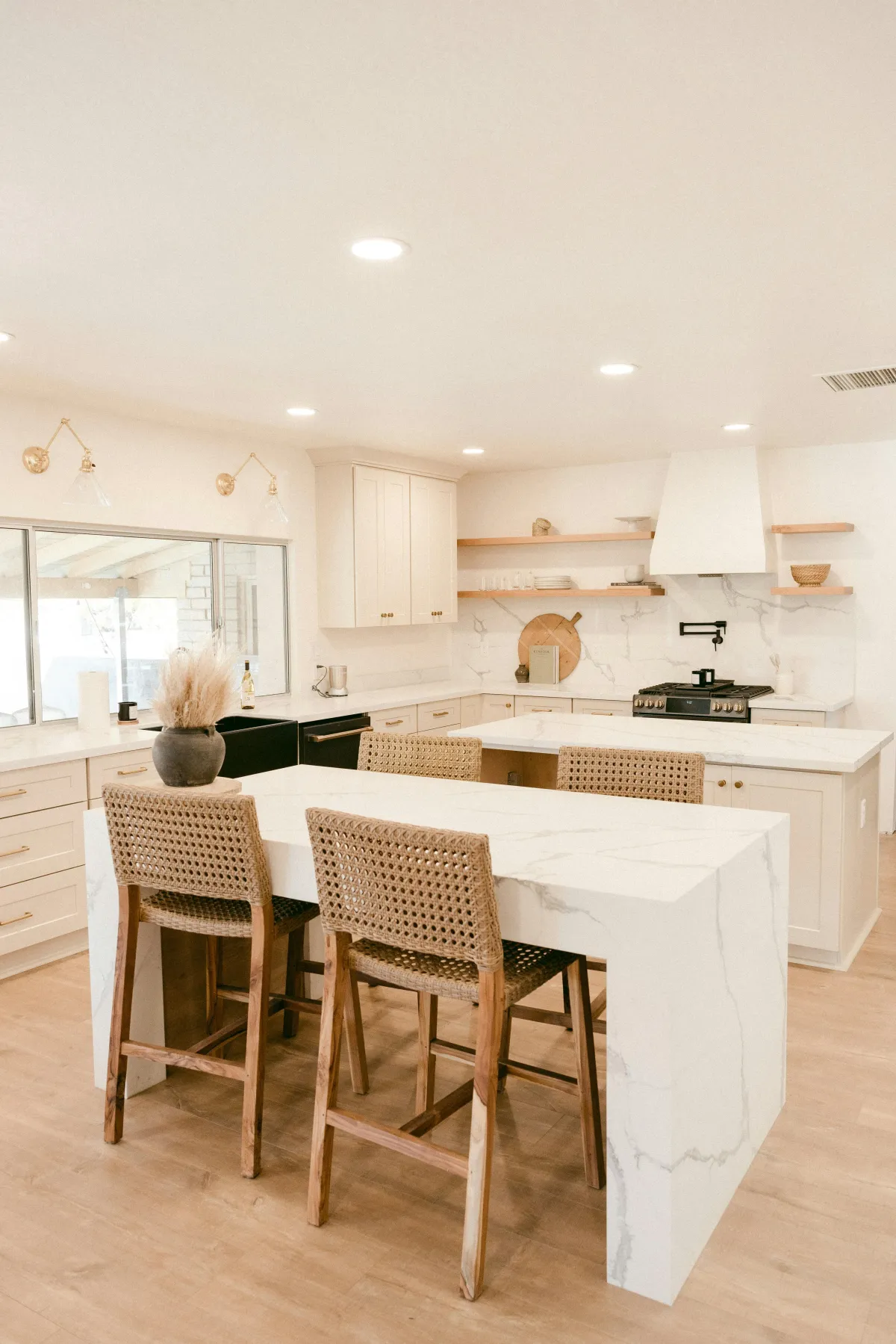 Cocina y estantería organizada